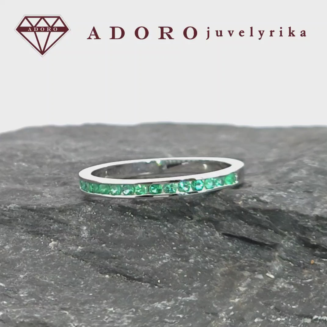 Baltas auksinis žiedas su natūraliais smaragdais – ADORO juvelyrika