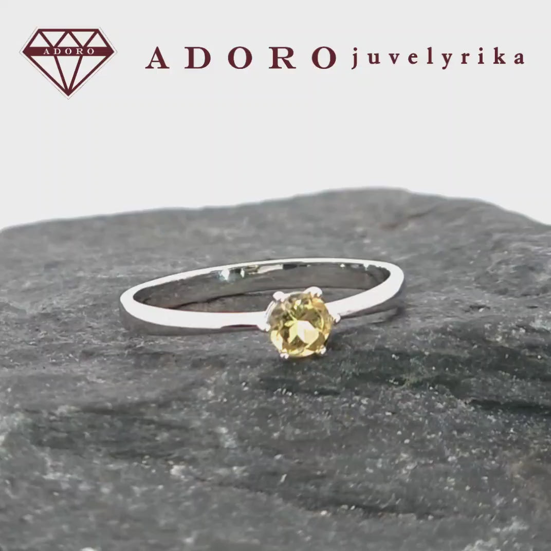 585 balto aukso žiedas su apvaliu šviesiu citrinu, 1.37 g