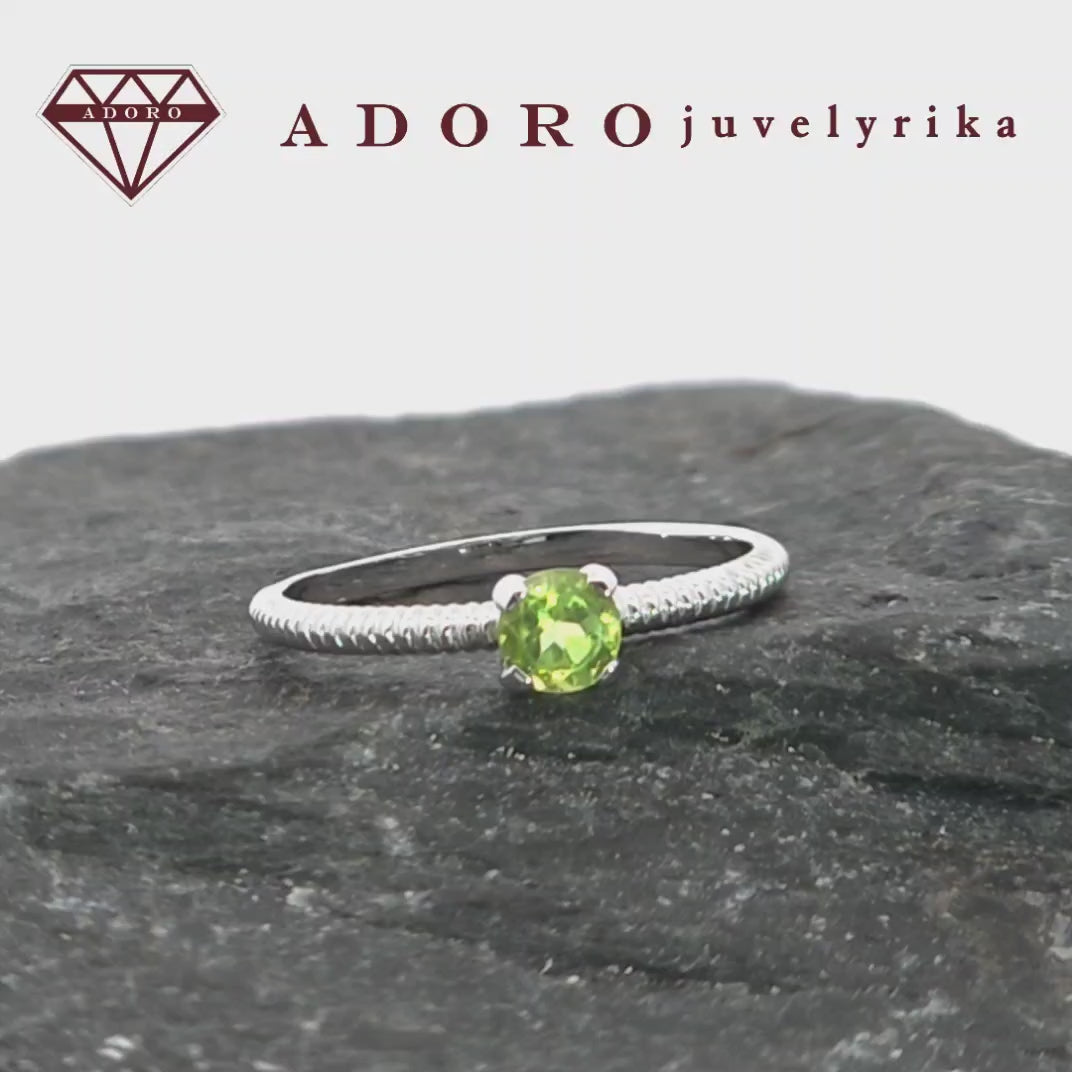 585 balto aukso minimalistinis žiedas su žaliu peridotu