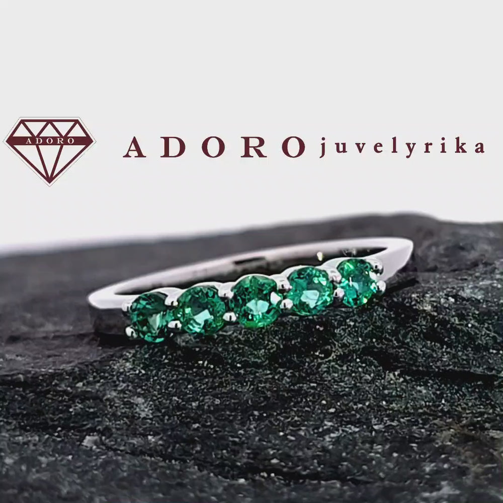 Baltas auksinis žiedas su penkiais smaragdais 0.75 ct – ADORO juvelyrika