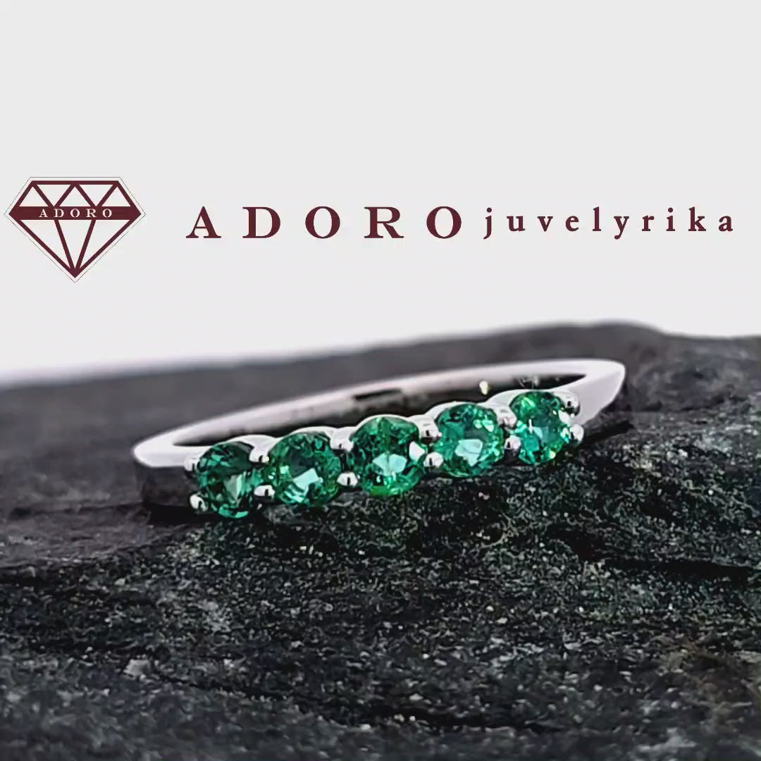 Baltas auksinis žiedas su penkiais smaragdais 0.75 ct – ADORO juvelyrika