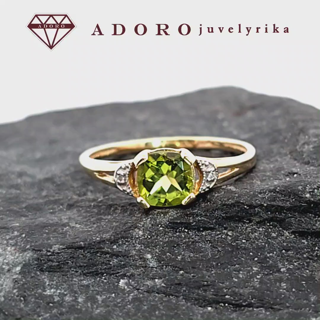 Žiedas su peridotu ir briliantais iš 585 prabos geltono aukso – ADORO juvelyrika