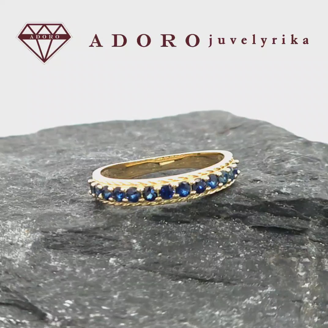 Elegantiškas geltono aukso žiedas su 13 natūralių safyrų baltame fone – ADORO juvelyrika