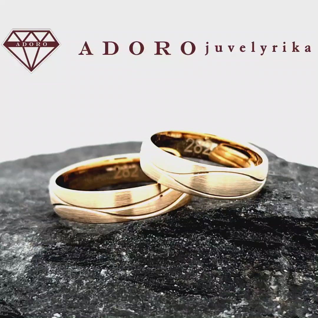 Poliruoti geltono aukso vestuviniai žiedai su subtiliu raštu – ADORO juvelyrika