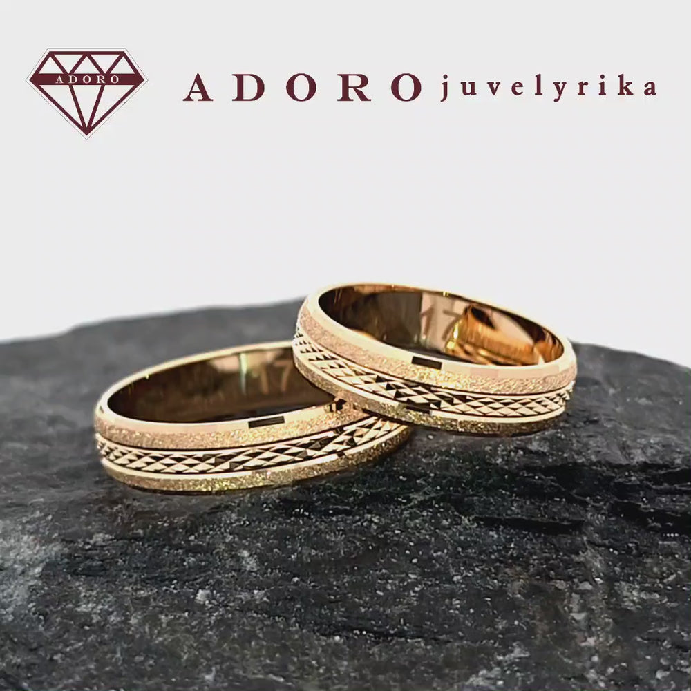 Geltono aukso vestuviniai žiedai su graviruotu faktūriniu raštu – ADORO juvelyrika