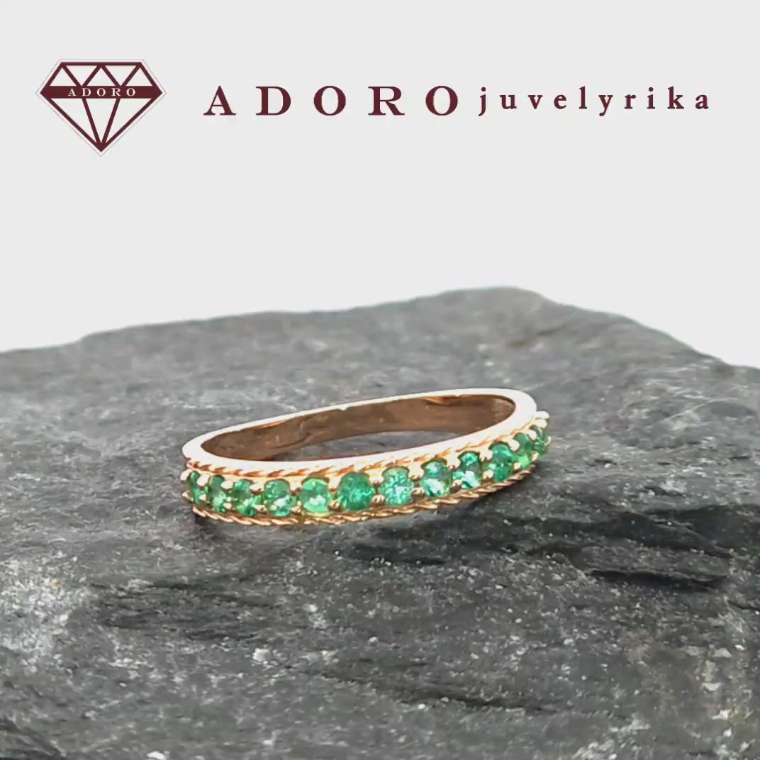 Elegantiškas raudono aukso žiedas su 13 natūralių smaragdų baltame fone – ADORO juvelyrika