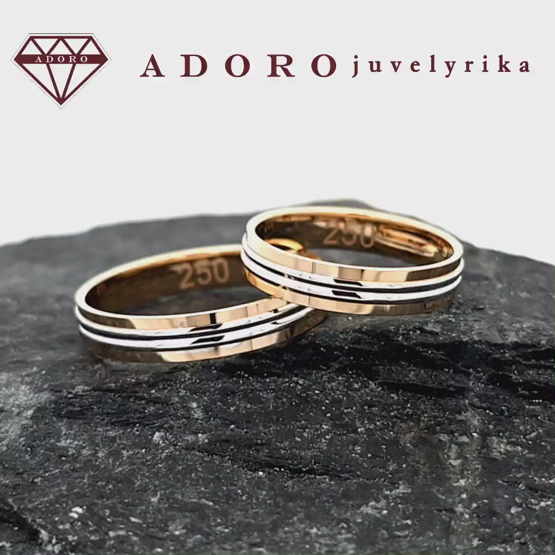Klasikiniai auksiniai vestuviniai žiedai su baltos aukso juosta – ADORO