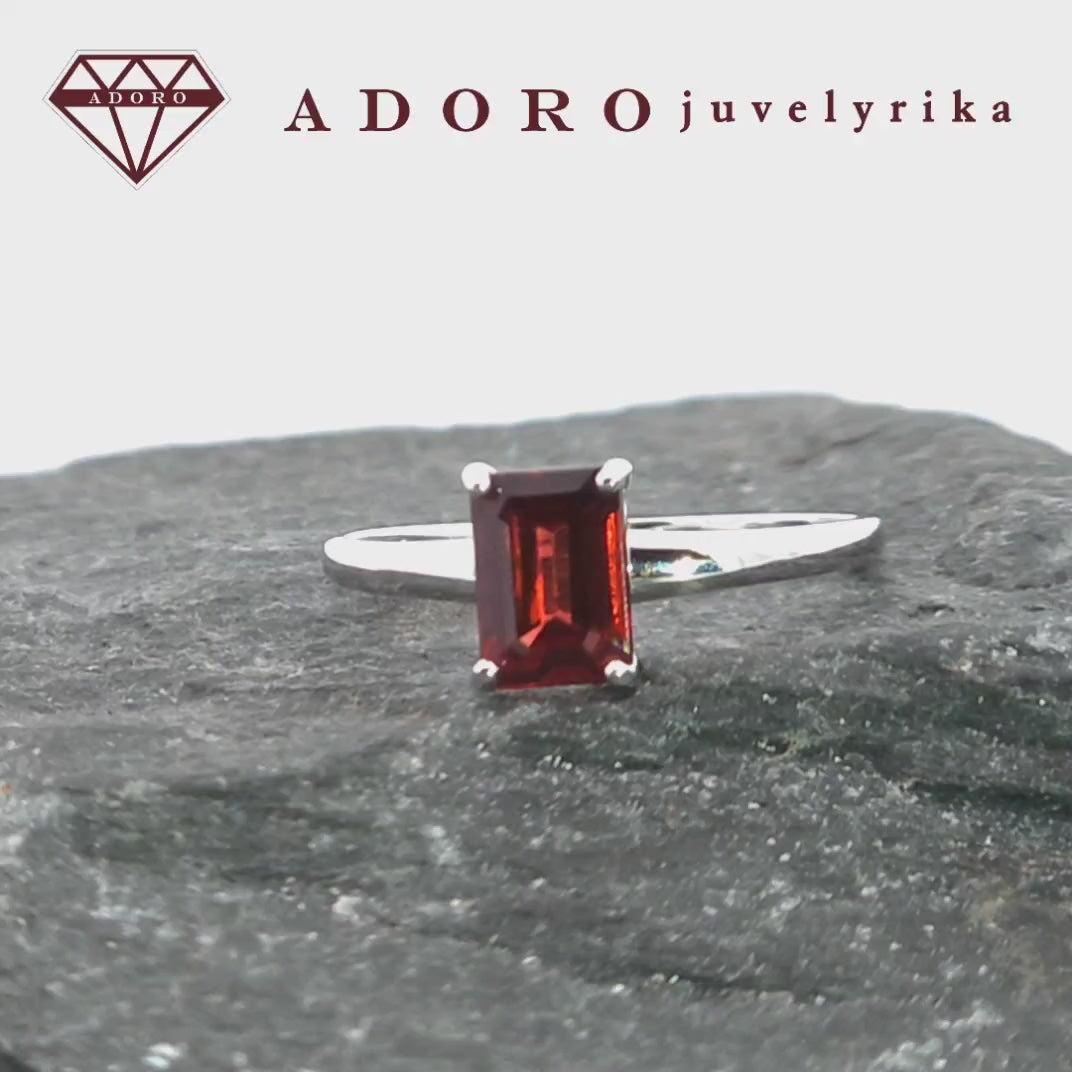 585 balto aukso žiedas su raudonu granatu emerald cut