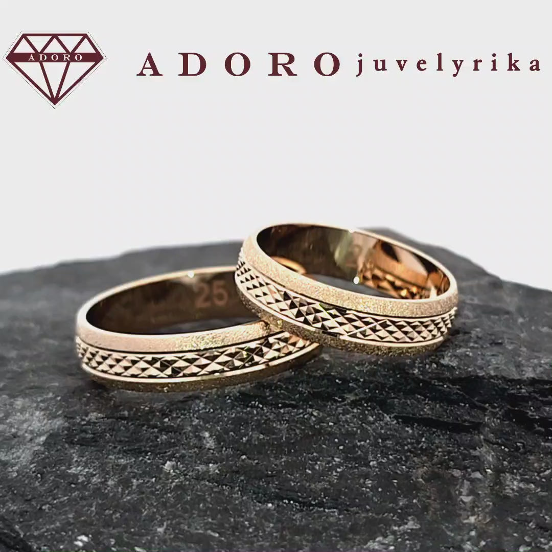 Geltono aukso vestuviniai žiedai su geometriniu raštu – ADORO juvelyrika