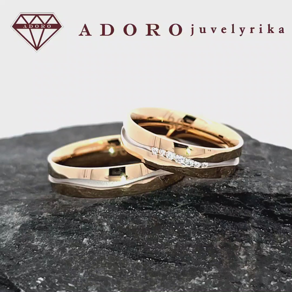 Dviejų spalvų vestuviniai žiedai su banguotu dizainu ir deimantais – ADORO juvelyrika