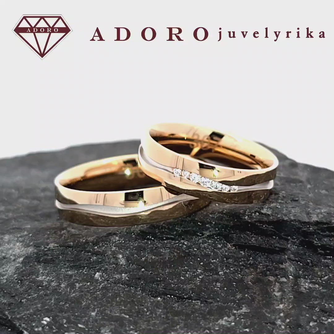 Dviejų spalvų vestuviniai žiedai su banguotu dizainu ir deimantais – ADORO juvelyrika