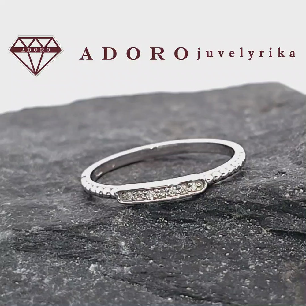 Baltas auksinis žiedas su 7 deimantais – ADORO juvelyrika