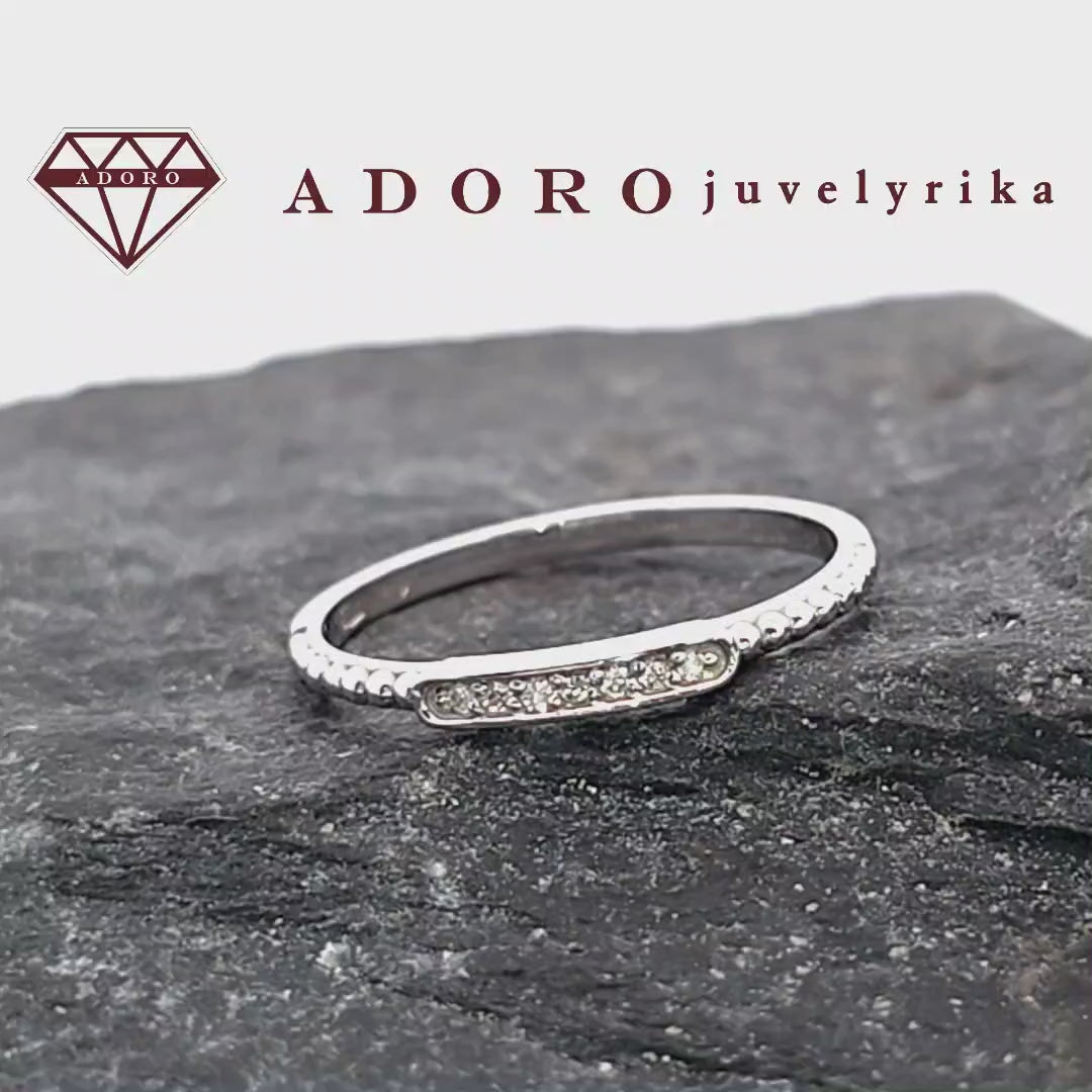 Baltas auksinis žiedas su 7 deimantais – ADORO juvelyrika