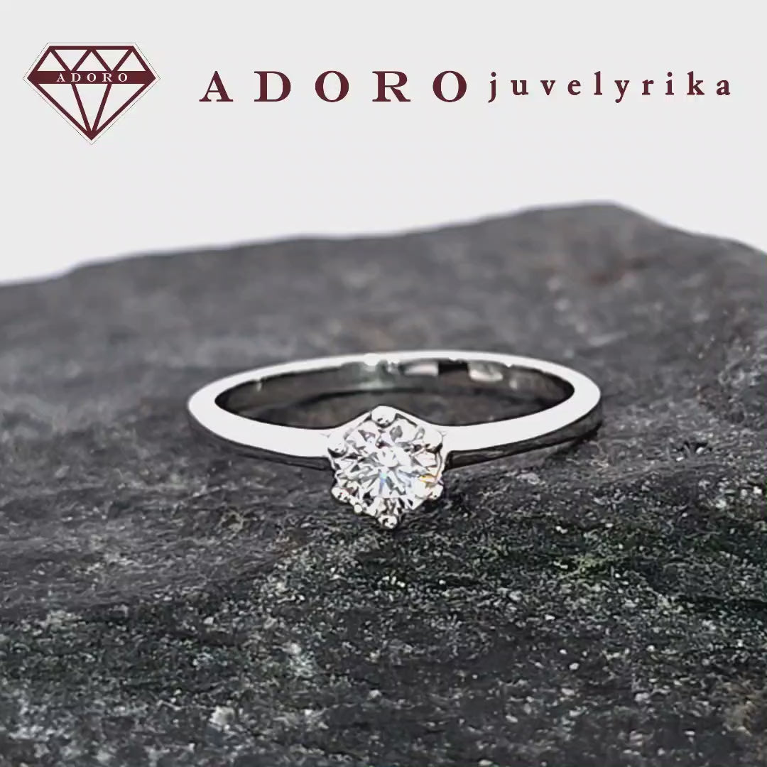 Baltas auksinis žiedas su laboratoriniu briliantu – ADORO juvelyrika