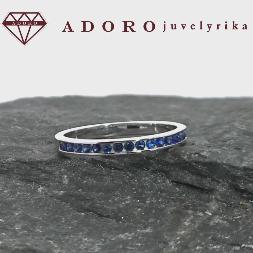 Baltas aukso žiedas su natūraliu mėlynu safyru – ADORO juvelyrika