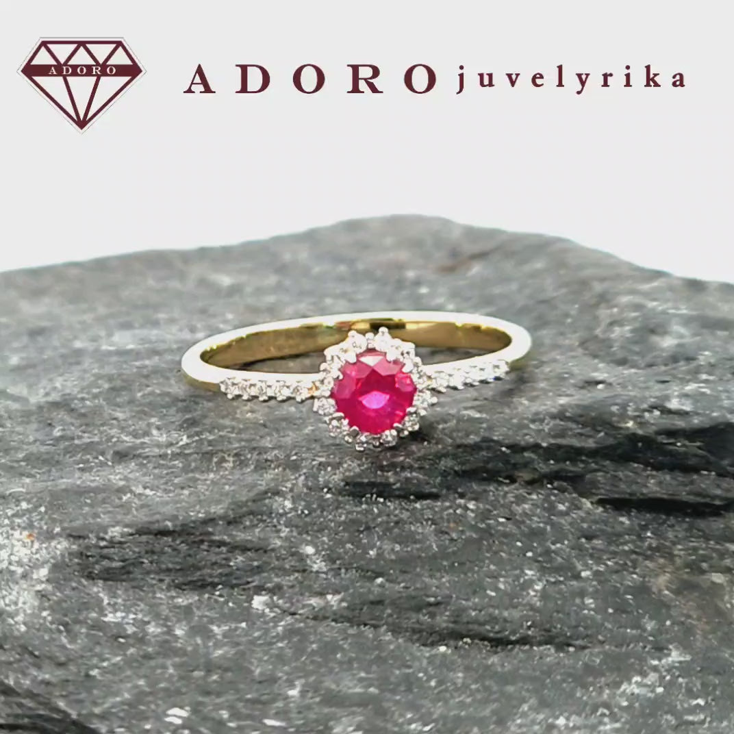 Minimalistinis 585 geltono aukso žiedas su raudonu natūraliu rubinu ir deimantais ant balto fono, ADORO juvelyrika