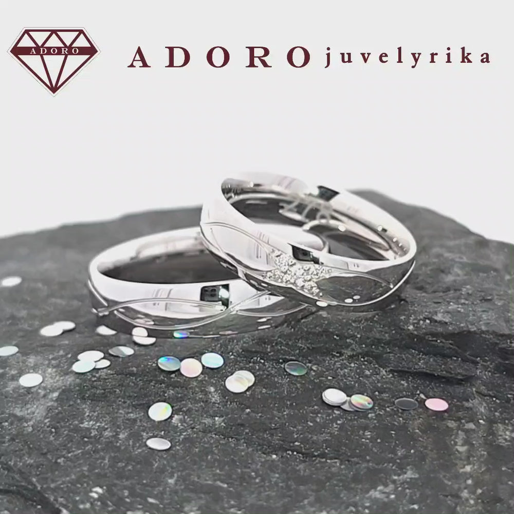 Baltos aukso vestuviniai žiedai su kryžminiu raštu ir deimantu – ADORO juvelyrika