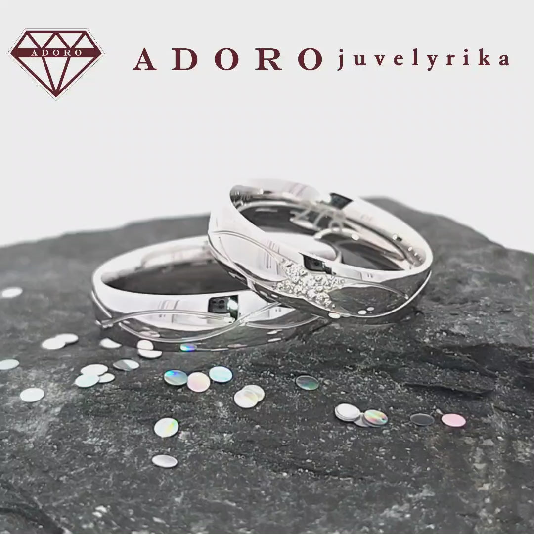 Baltos aukso vestuviniai žiedai su kryžminiu raštu ir deimantu – ADORO juvelyrika