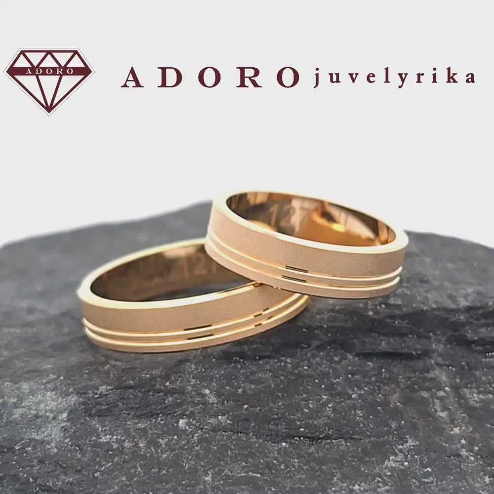 Geltono aukso vestuviniai žiedai su matiniu paviršiumi ir poliruotomis linijomis – ADORO juvelyrika