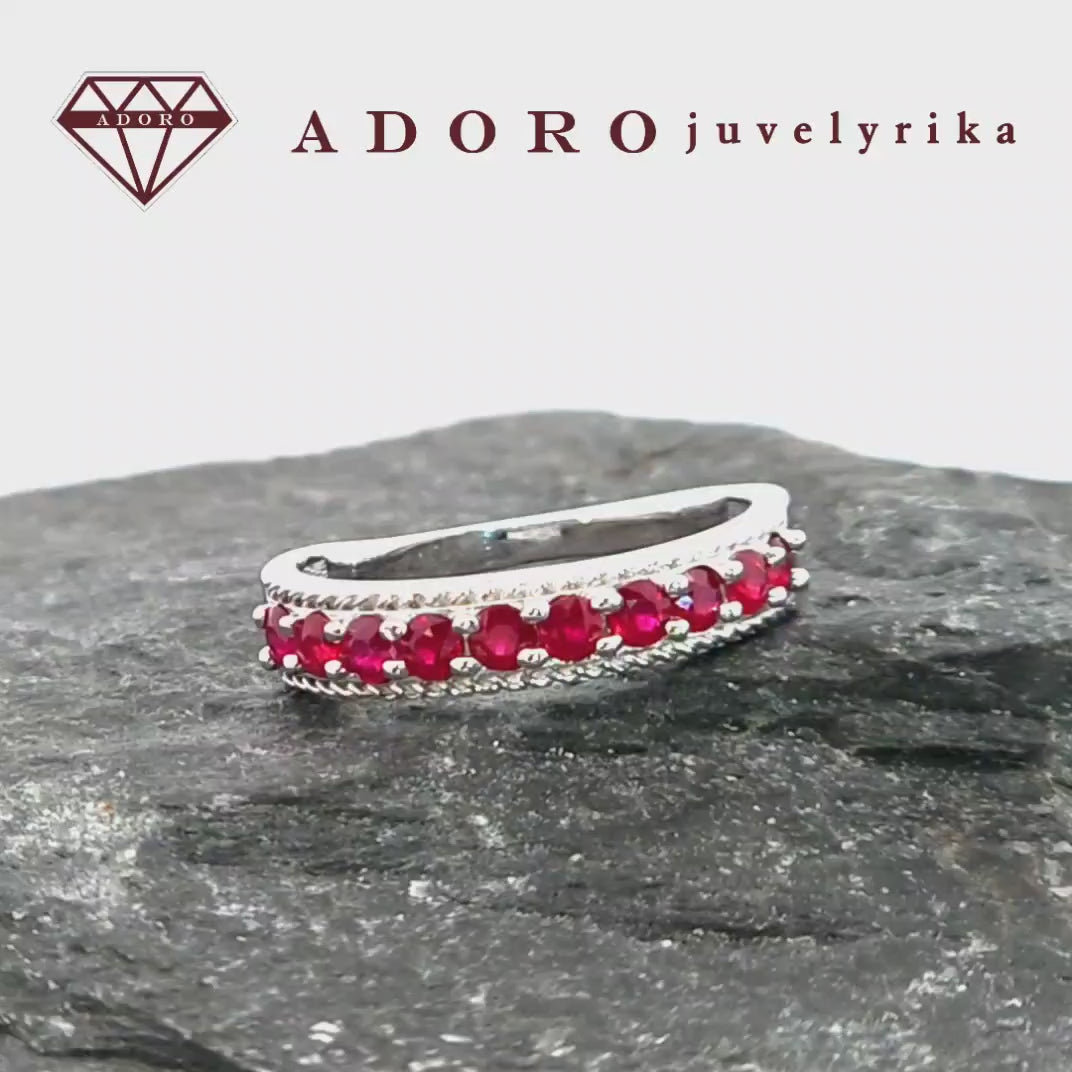 Elegantiškas balto aukso žiedas su 10 natūralių rubinų baltame fone – ADORO juvelyrika