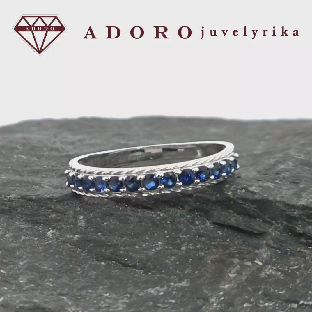 Baltas auksinis žiedas su natūraliais safyrais – ADORO juvelyrika