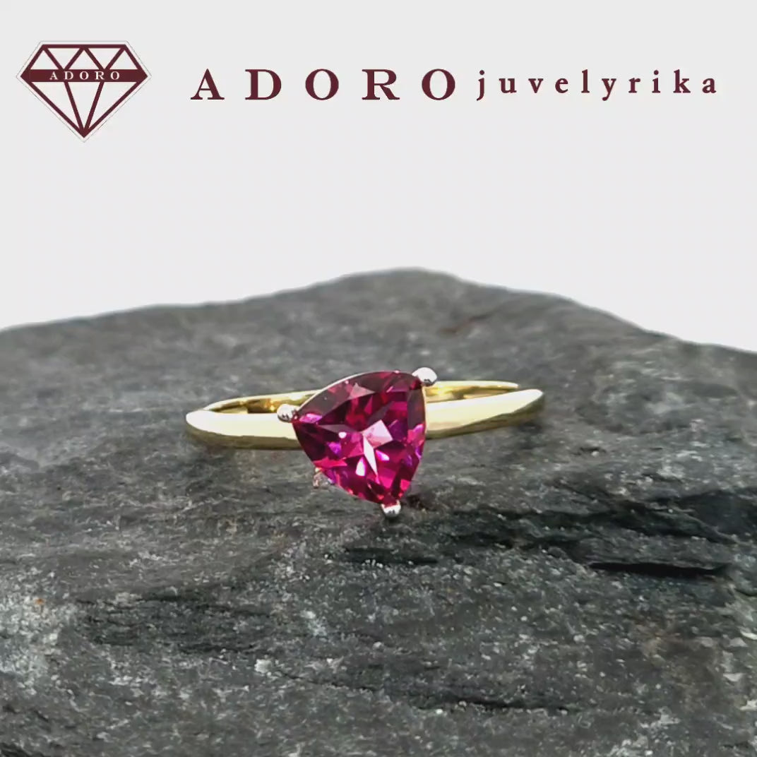 Geltono aukso žiedas su trilliant formos rožiniu topazu – ADORO juvelyrika