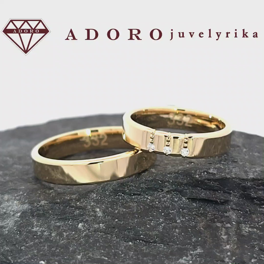 585 prabos vestuviniai žiedai iš geltono aukso su trimis deimantais – ADORO juvelyrika