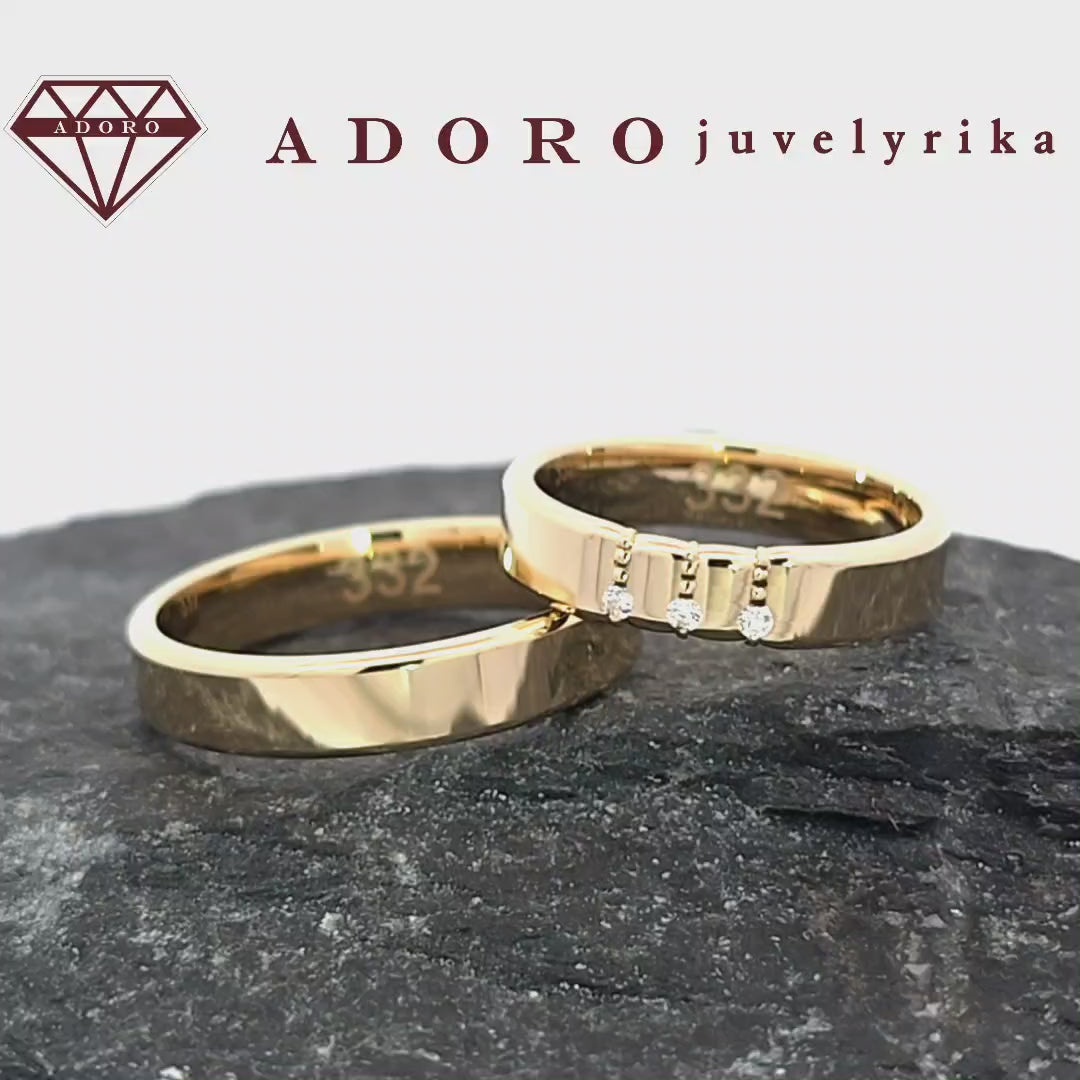 585 prabos vestuviniai žiedai iš geltono aukso su trimis deimantais – ADORO juvelyrika