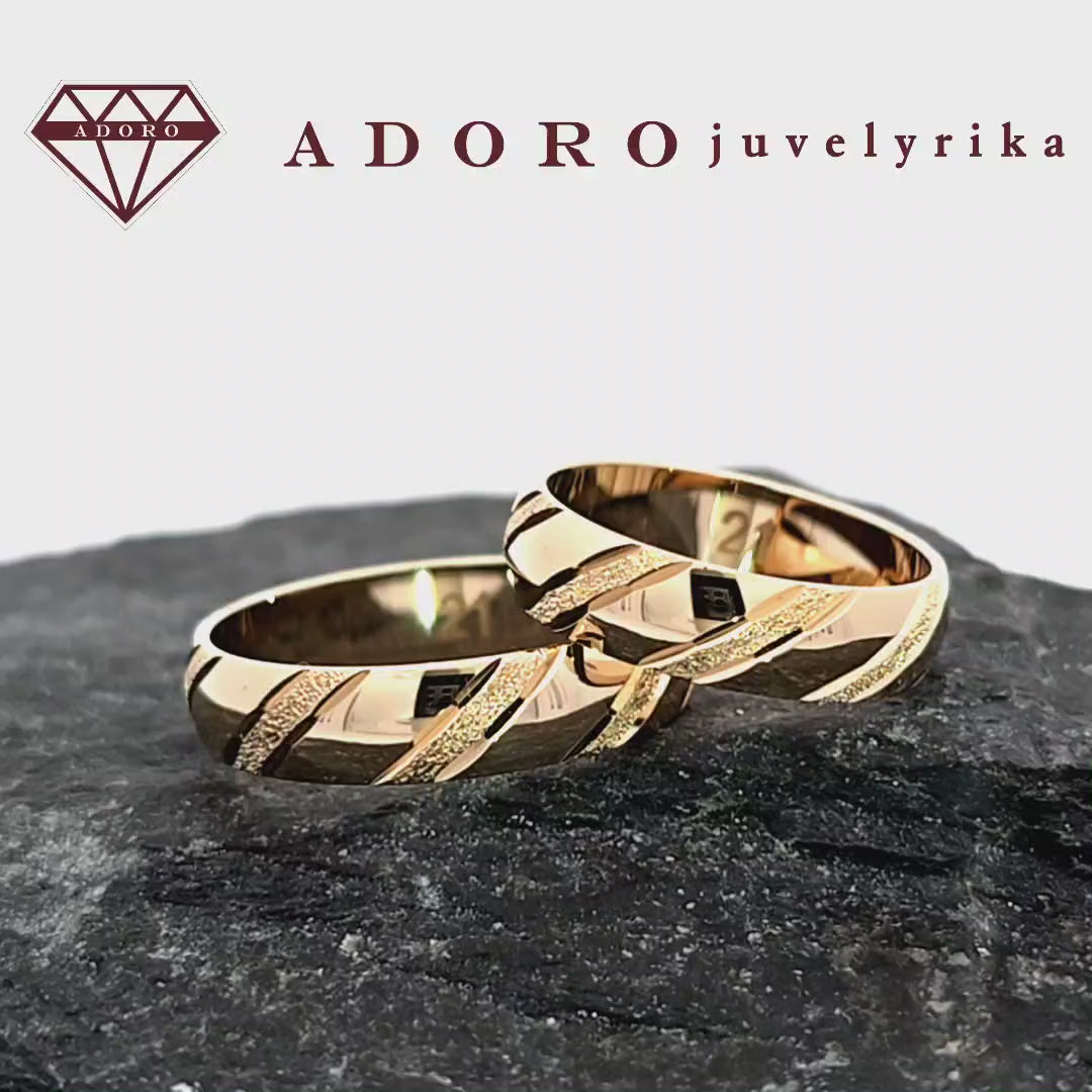 Geltono aukso vestuviniai žiedai su įstrižais blizgiais ir matiniais raštais – ADORO juvelyrika