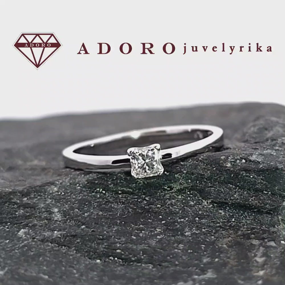 Balto aukso sužadėtuvių žiedas su 0.15 ct „Princess“ formos deimantu – ADORO juvelyrika