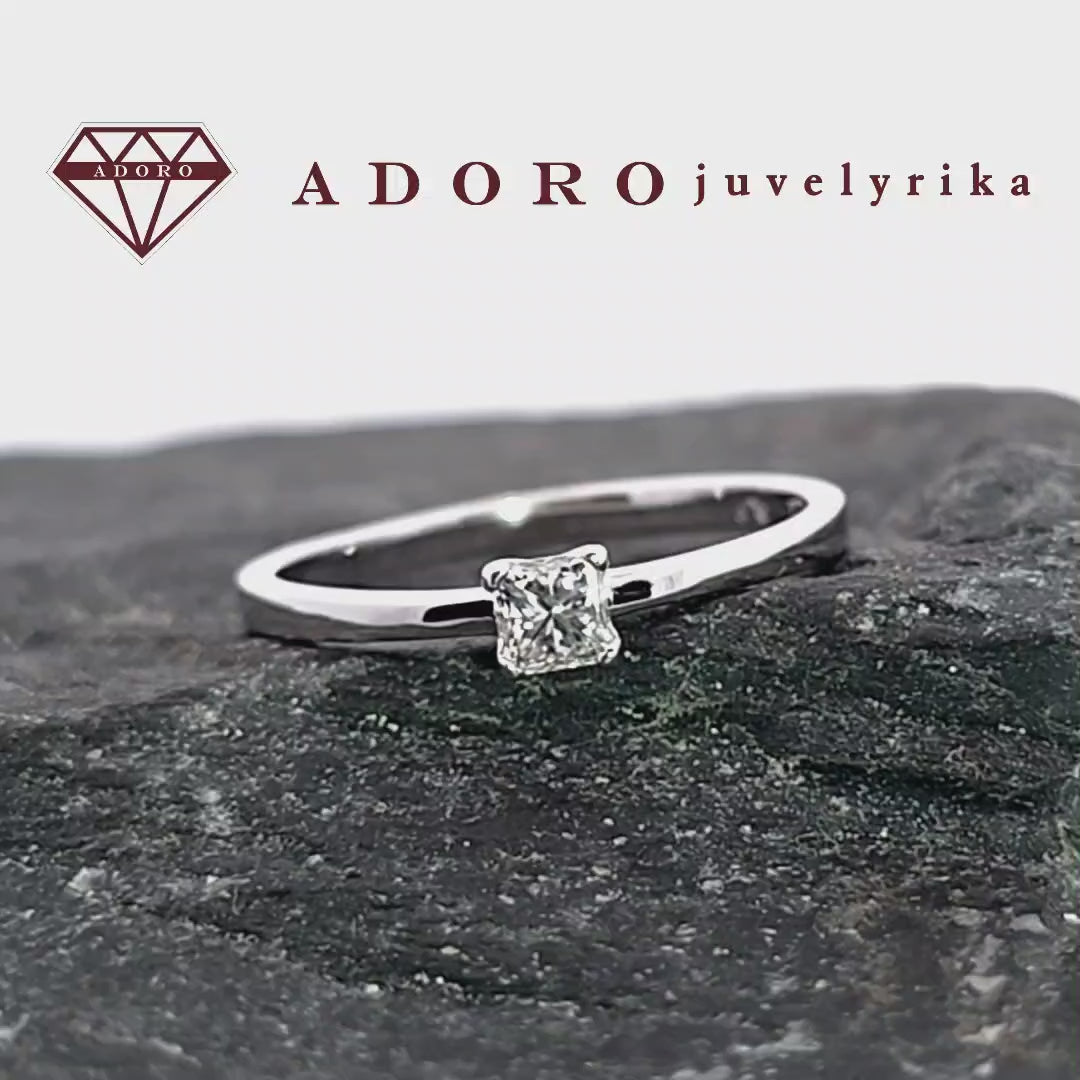 Balto aukso sužadėtuvių žiedas su 0.15 ct „Princess“ formos deimantu – ADORO juvelyrika