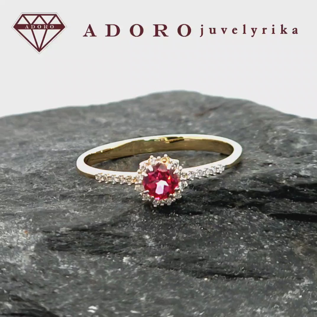 Minimalistinis 585 geltono aukso žiedas su rožiniu natūraliu topazu ir deimantais ant balto fono, ADORO juvelyrika