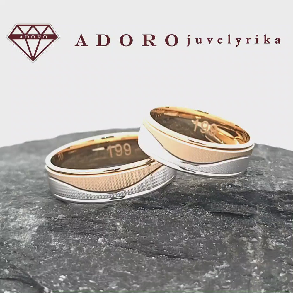 Dviejų spalvų vestuviniai žiedai su banguotu raštu – ADORO juvelyrika
