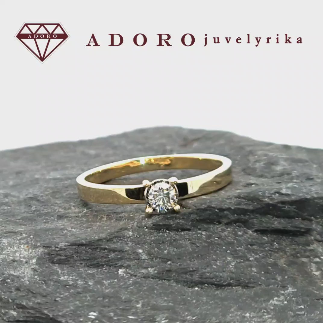 Geltono aukso soliterio tipo žiedas su kvadratiniu briliantu 0,16 ct, 585 praba, ADORO juvelyrika