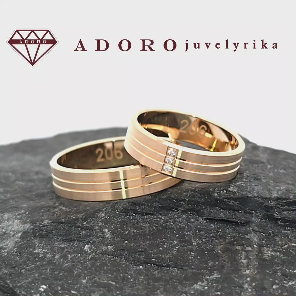 Geltono aukso vestuviniai žiedai su trimis deimantais ir griovelio raštu – ADORO juvelyrika
