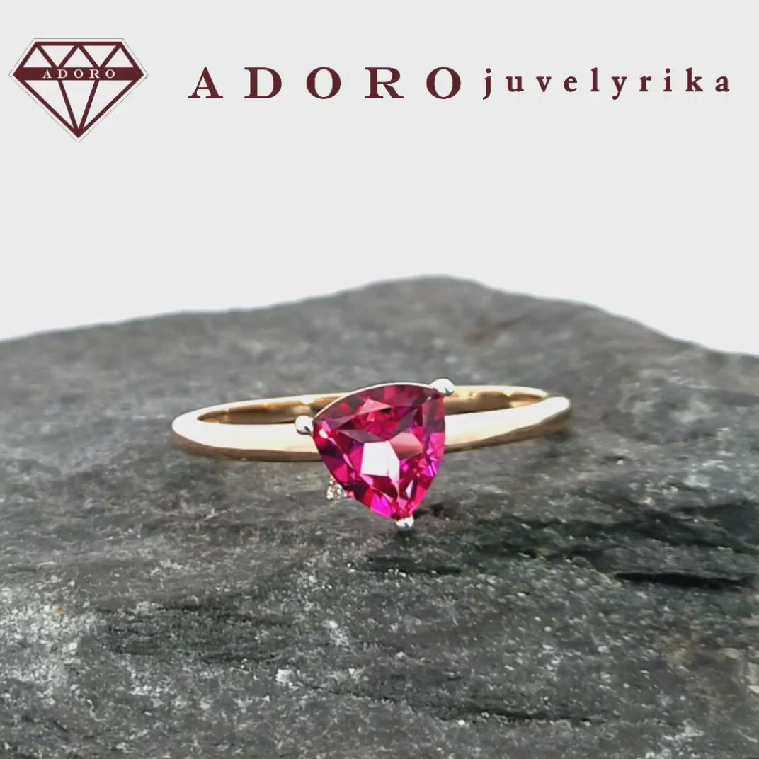 Rožinio aukso žiedas su trilliant rožiniu topazu – ADORO juvelyrika