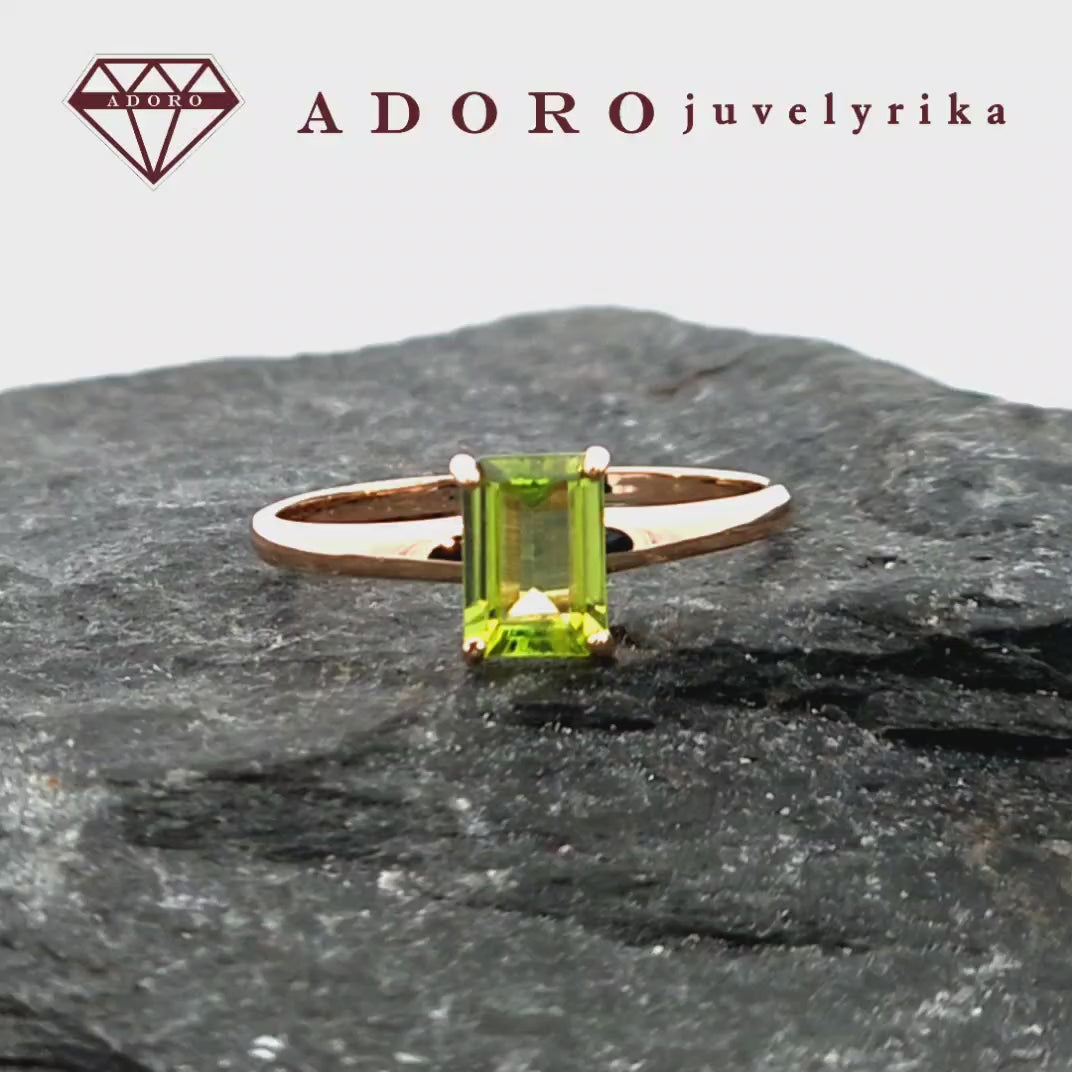 Raudono aukso žiedas su natūraliu olivinu – ADORO juvelyrika