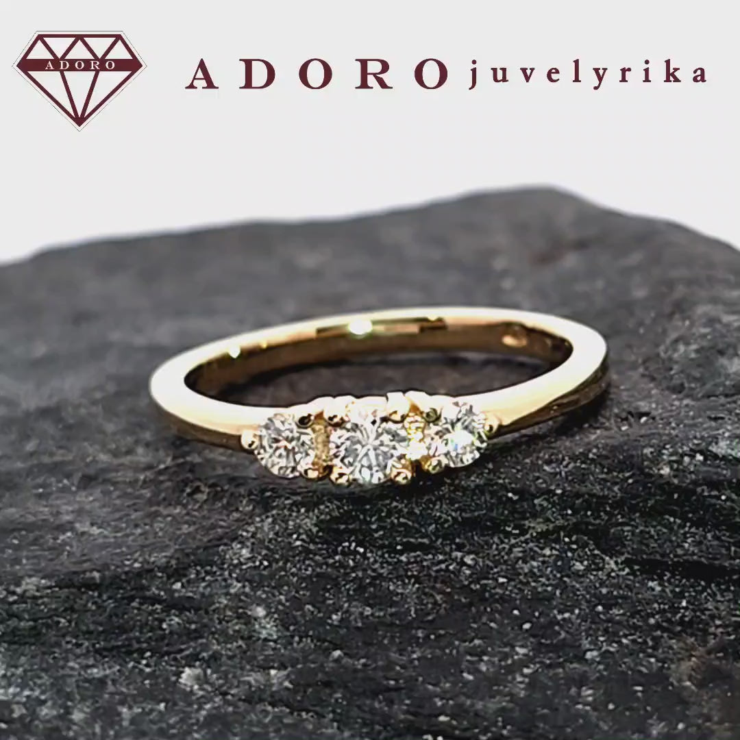 Geltono aukso žiedas su trimis natūraliais deimantais – ADORO juvelyrika