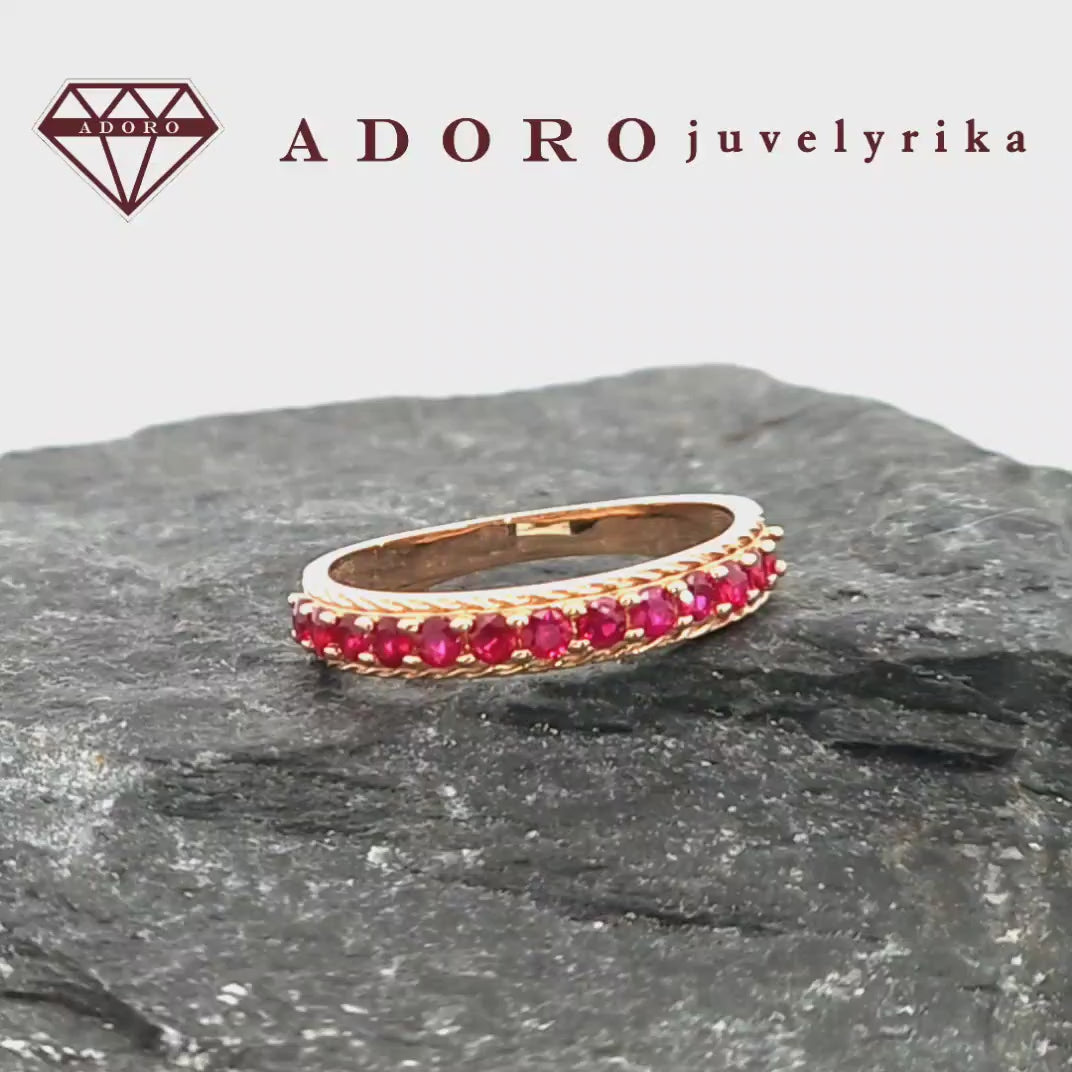 Elegantiškas raudono aukso žiedas su 13 natūralių rubinų baltame fone – ADORO juvelyrika