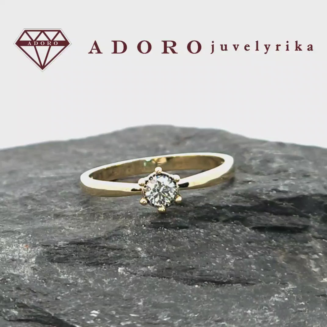 Minimalistinis 585 geltono aukso žiedas su vienu briliantu ant balto fono, ADORO juvelyrika