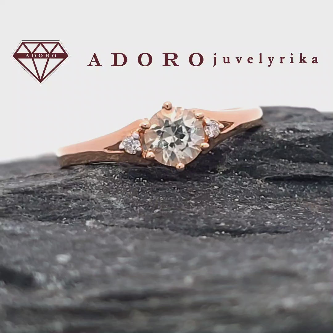 Rožinio aukso žiedas su baltuoju safyru ir mažais briliantais, 0.60 ct