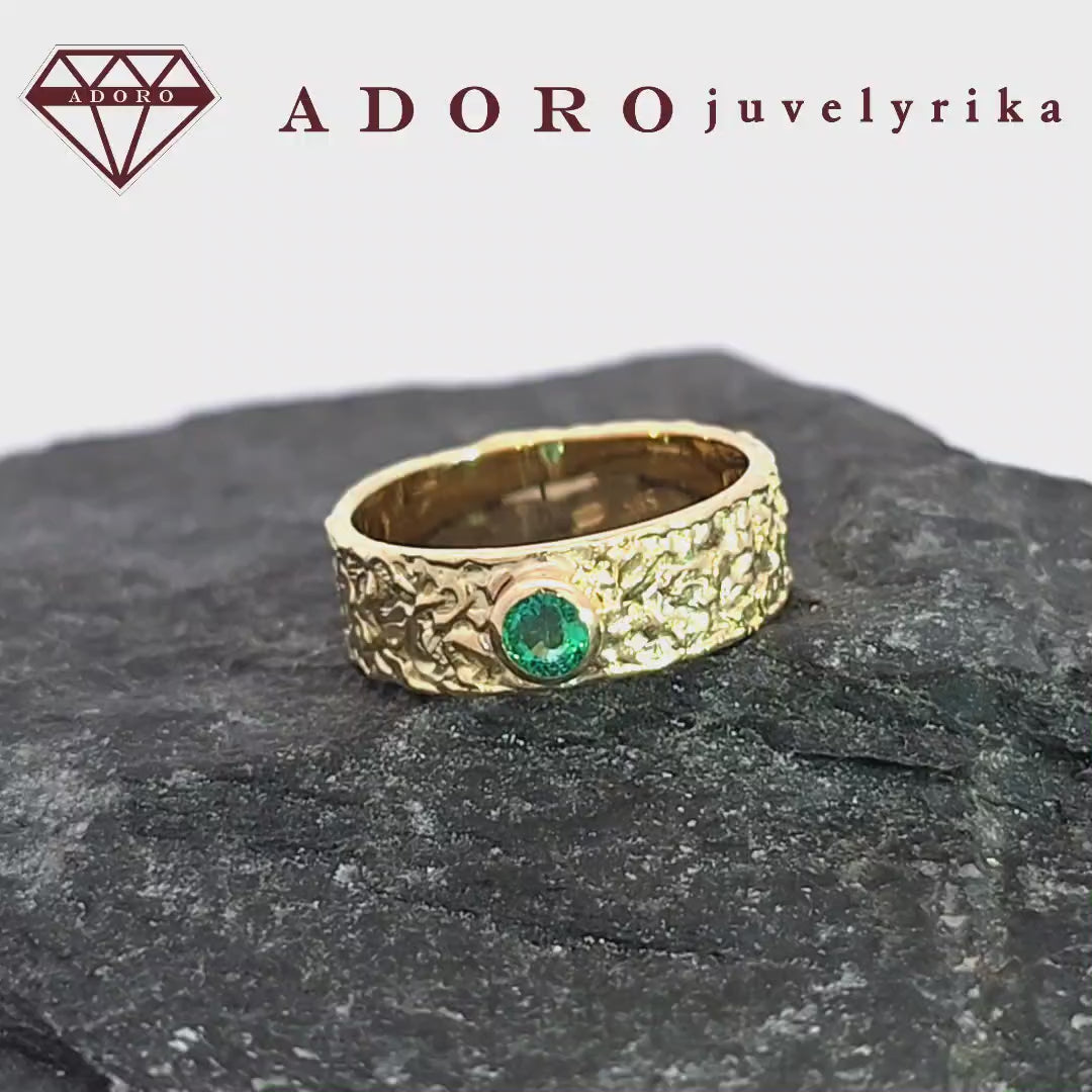Rankų darbo auksinis žiedas su 0.3 ct smaragdu, 585 praba, 5.45 g (20 mm, 6.5 mm plotis)