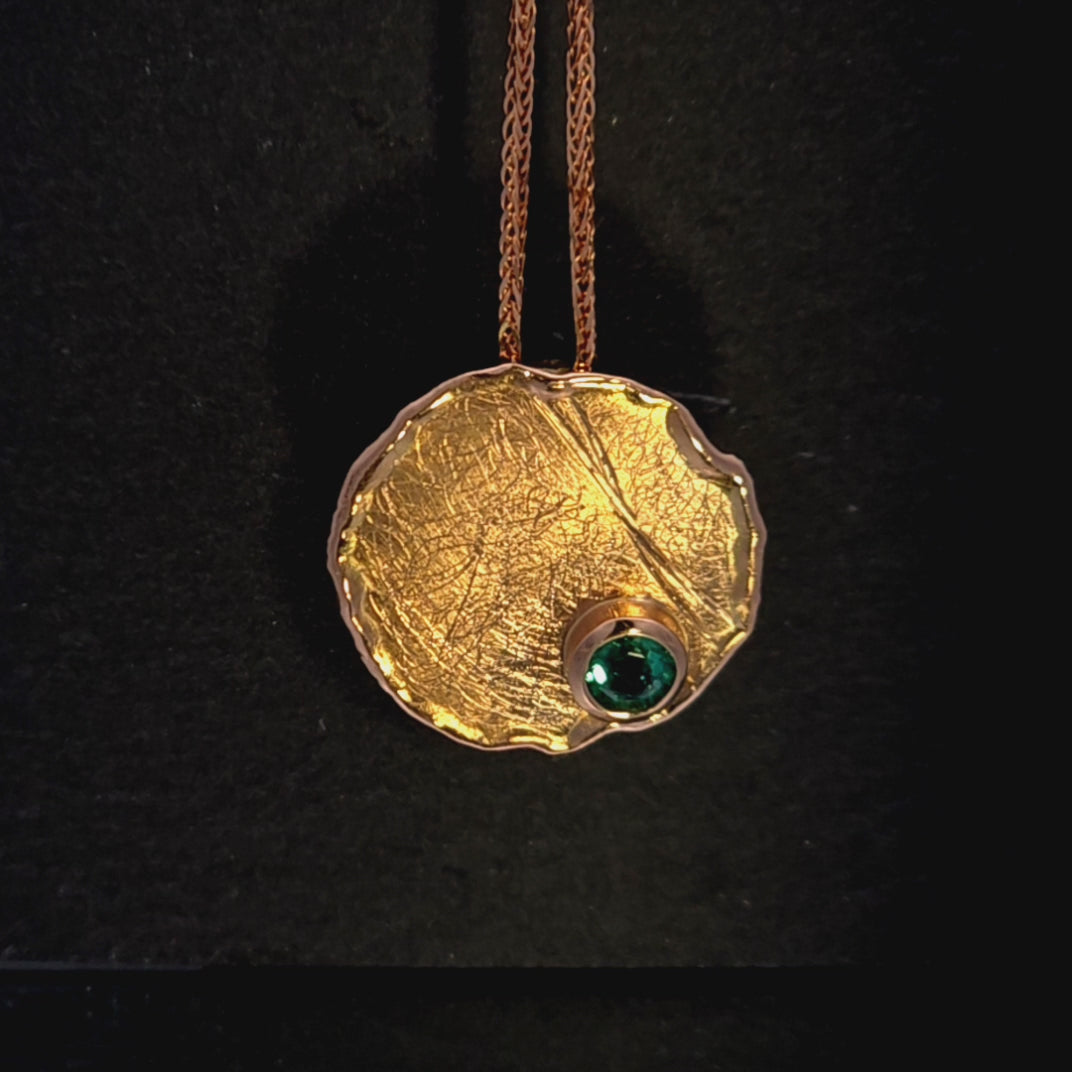 Raudono aukso pakabukas su natūraliu smaragdu, ADORO juvelyrika