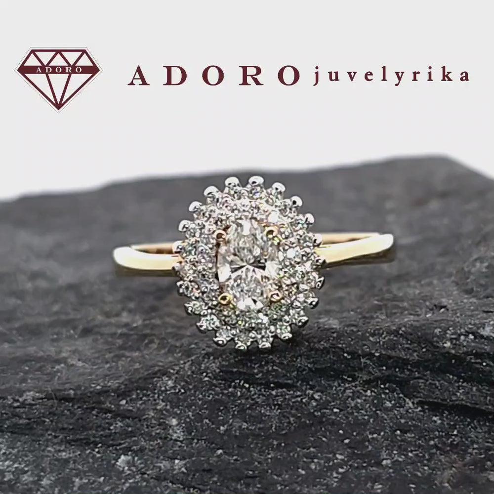 Geltono aukso žiedas su ovalo formos laboratoriniu deimantu ir aureole iš smulkių deimantų – ADORO juvelyrika