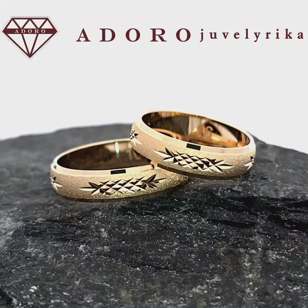 Geltono aukso matiniai vestuviniai žiedai su graviruotu žvaigždės raštu – ADORO juvelyrika