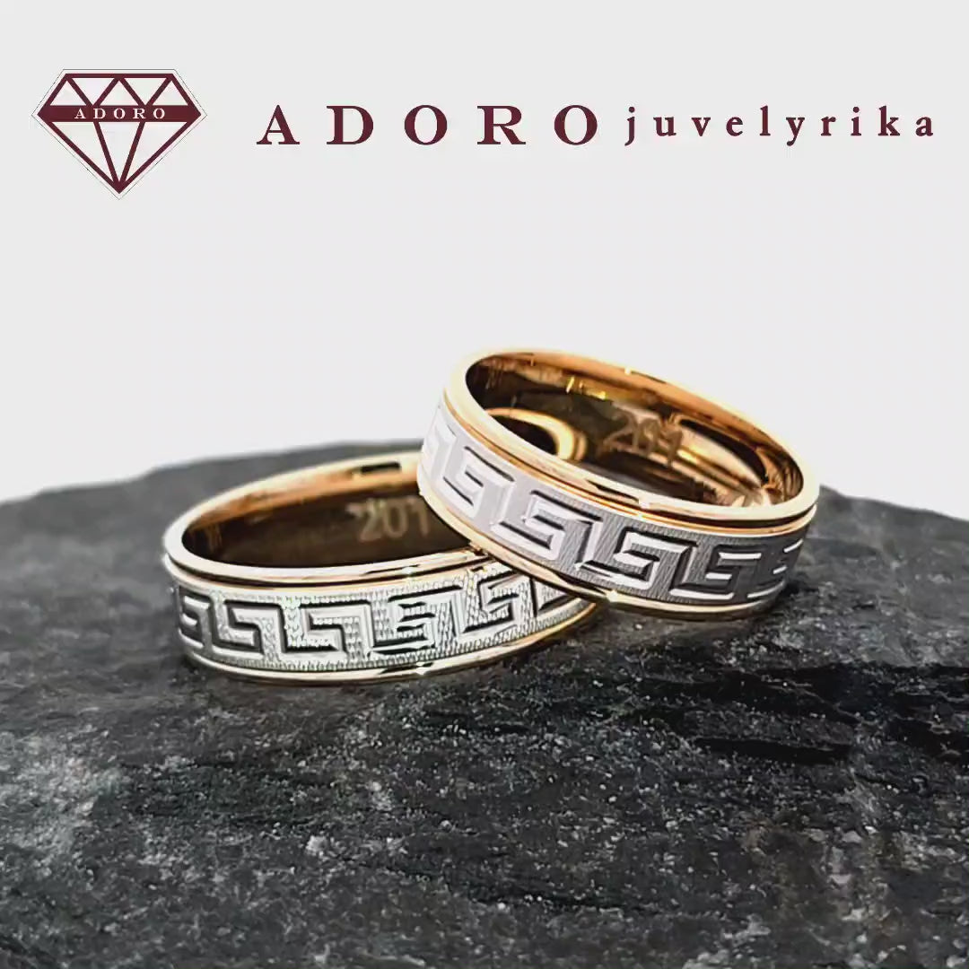 Dviejų spalvų vestuviniai žiedai su graviruotu baltos aukso raštu – ADORO juvelyrika