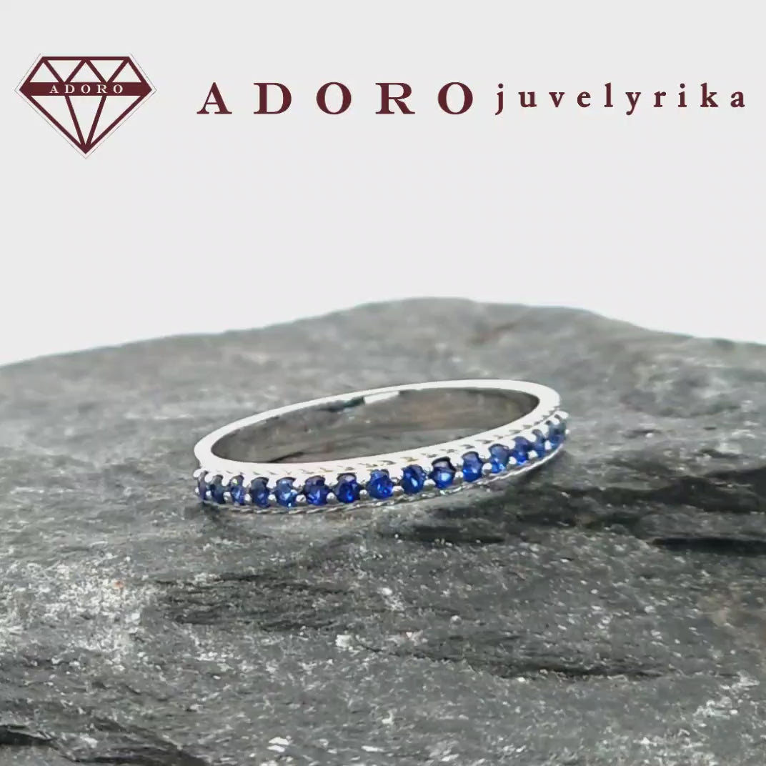 Minimalistinis balto aukso žiedas su mėlynais natūraliais safyrais, ADORO juvelyrika