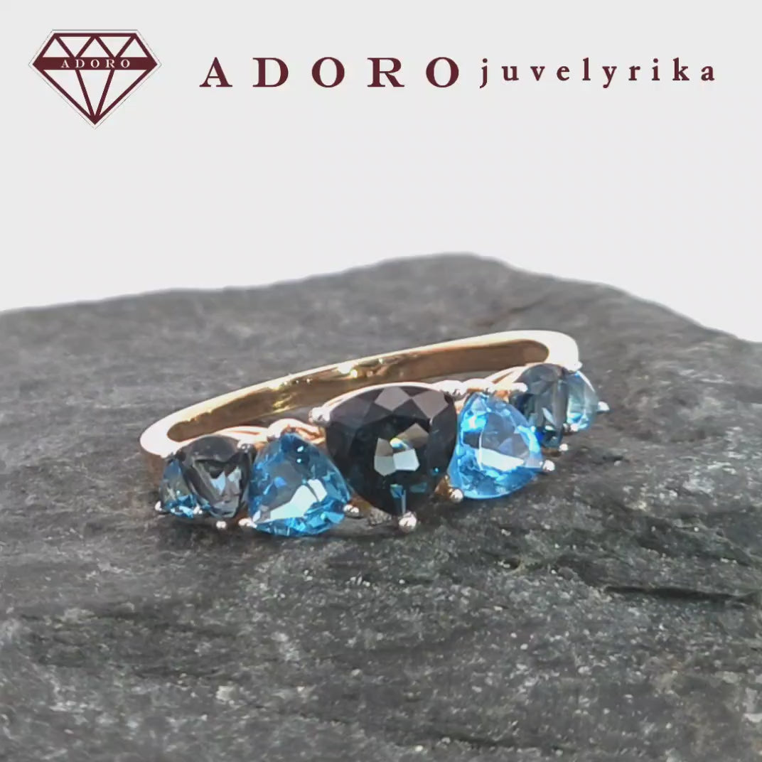 Raudono aukso žiedas su Swiss Blue topazais ir briliantu – ADORO juvelyrika