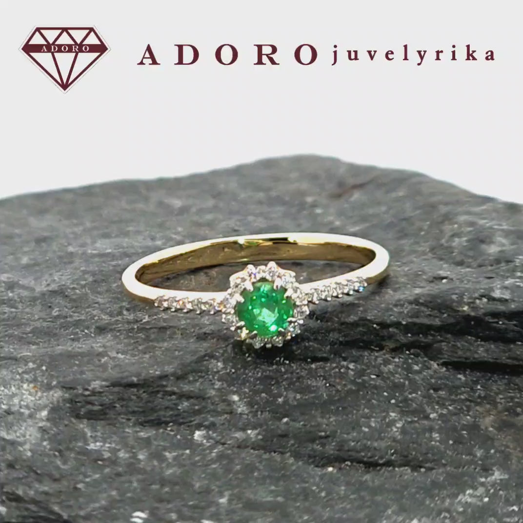585 balto ir geltono aukso žiedas su centriniu smaragdu ir briliantų juostele – ADORO juvelyrika