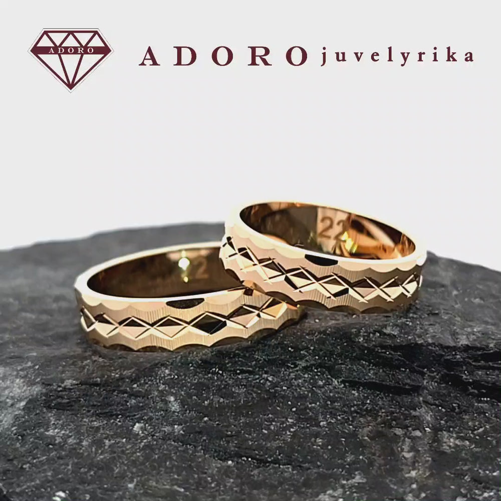 Geltono aukso vestuviniai žiedai su facetiniu paviršiumi – ADORO juvelyrika